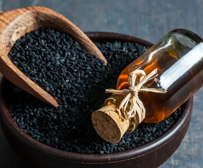 L'huile de nigelle pour les cheveux stimule la pousse et renforce le cuir chevelu